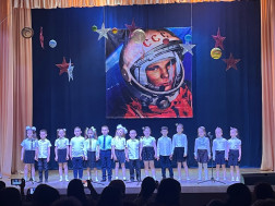 Театрализованная концертная программа &quot;Мечтам свойственно сбываться&quot;, посвящённая Дню космонавтики в районном Доме культуры.